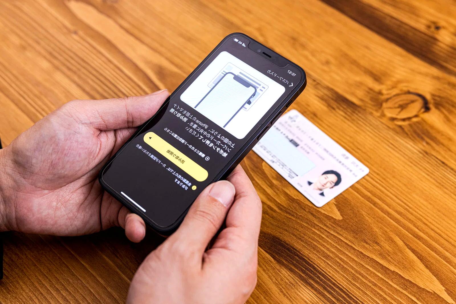 スマホ2台持ちがゲーマーの標準スタイルになる未来を示すイメージ