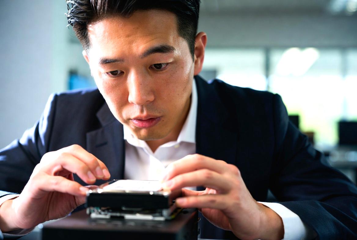中小企業向けサーバーとRAID1構成を示すストレージイメージ