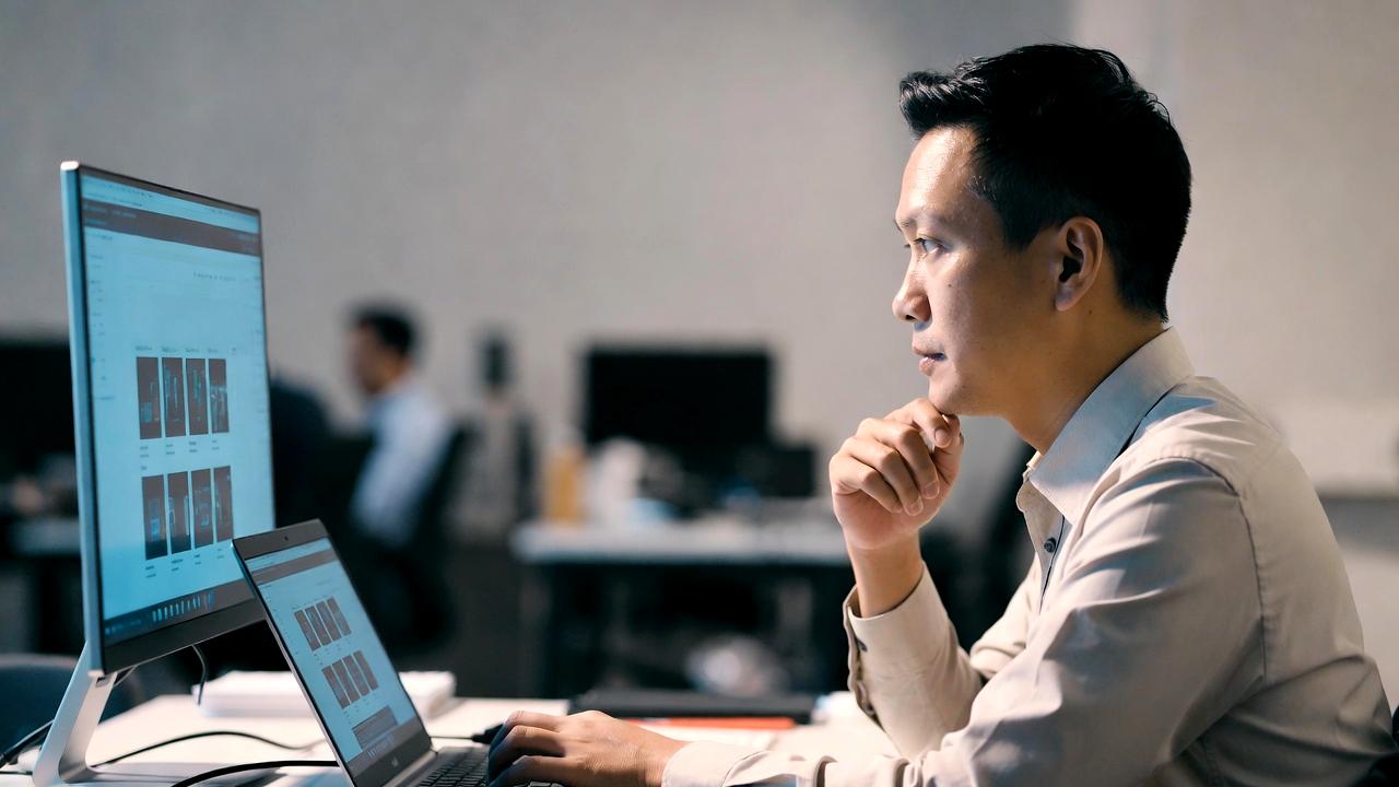 モニターの買い替え検討をしている作業デスクと比較サイトのイメージ
