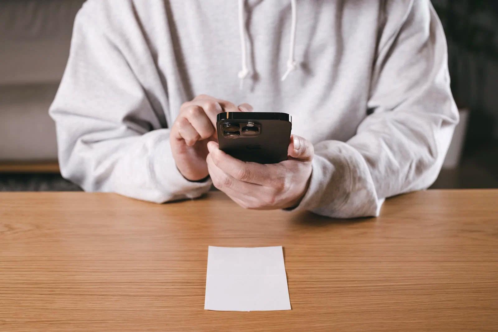 スマホ設定を効率的に管理しているデスク環境