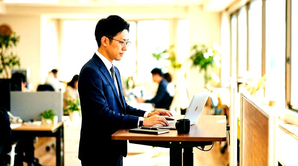 立ち作業と座り作業を切り替えるタイマー管理されたデスク環境