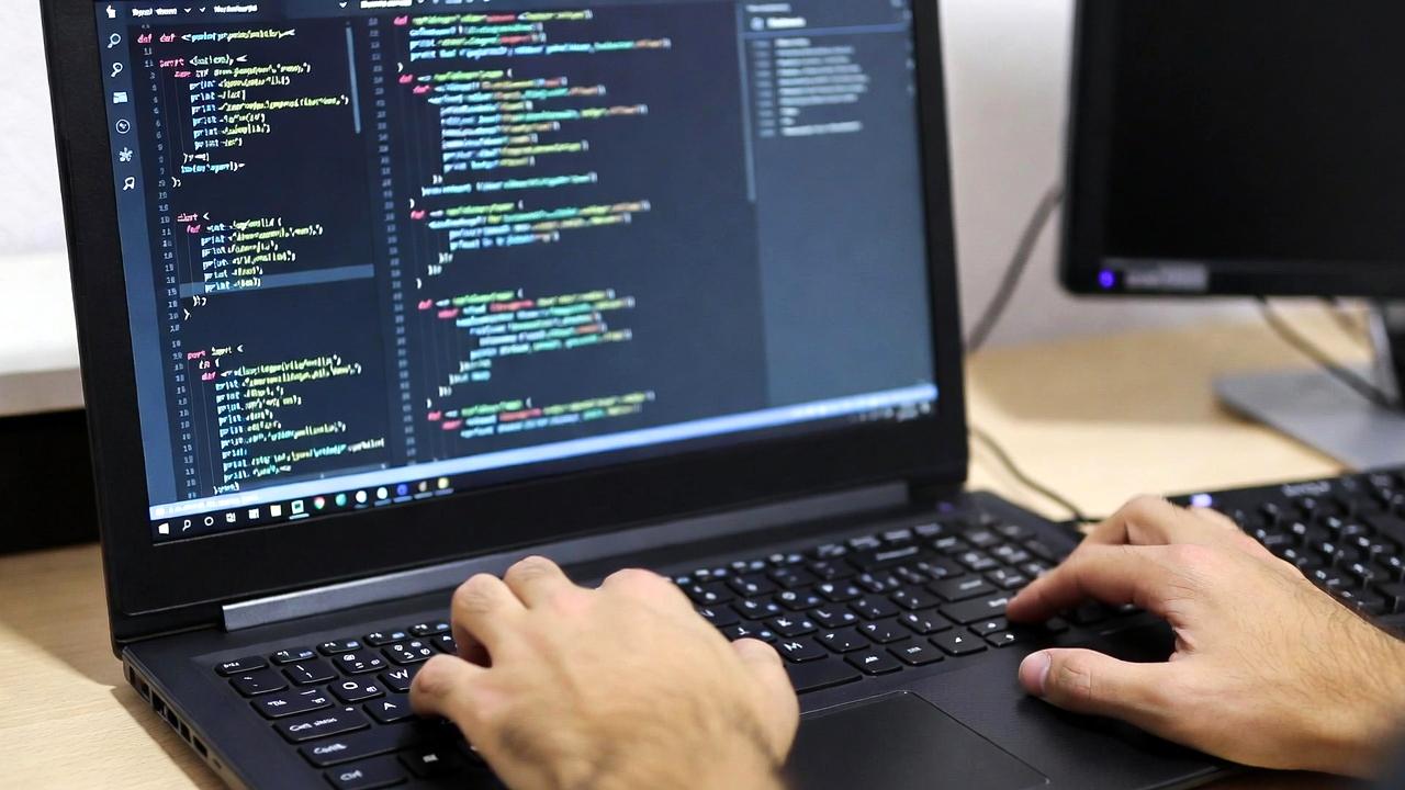 MacBookとWindowsノートPCの電源管理設定を比較するイメージ