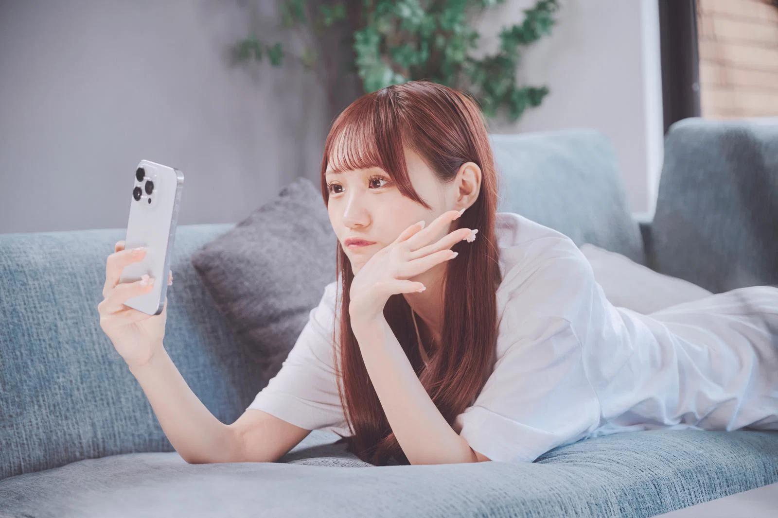SIMカードとスマートフォンの通信設定を確認するイメージ