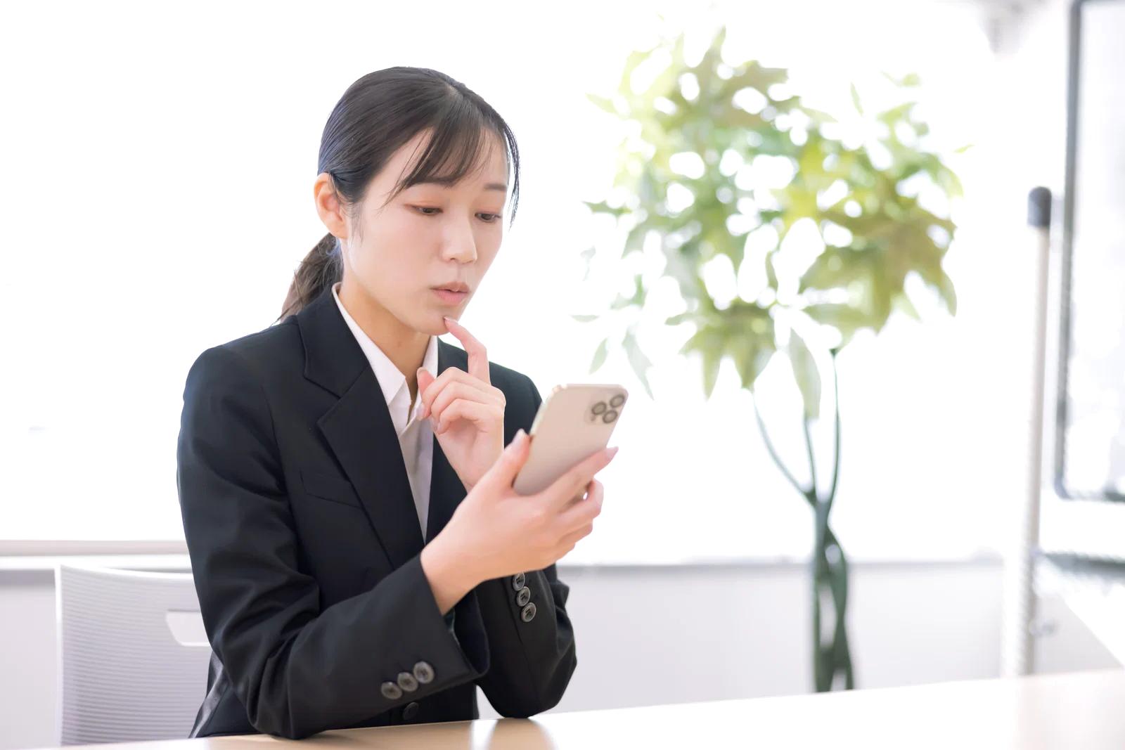 バッグの中でスマホの定位置を決めて素早く取り出す工夫