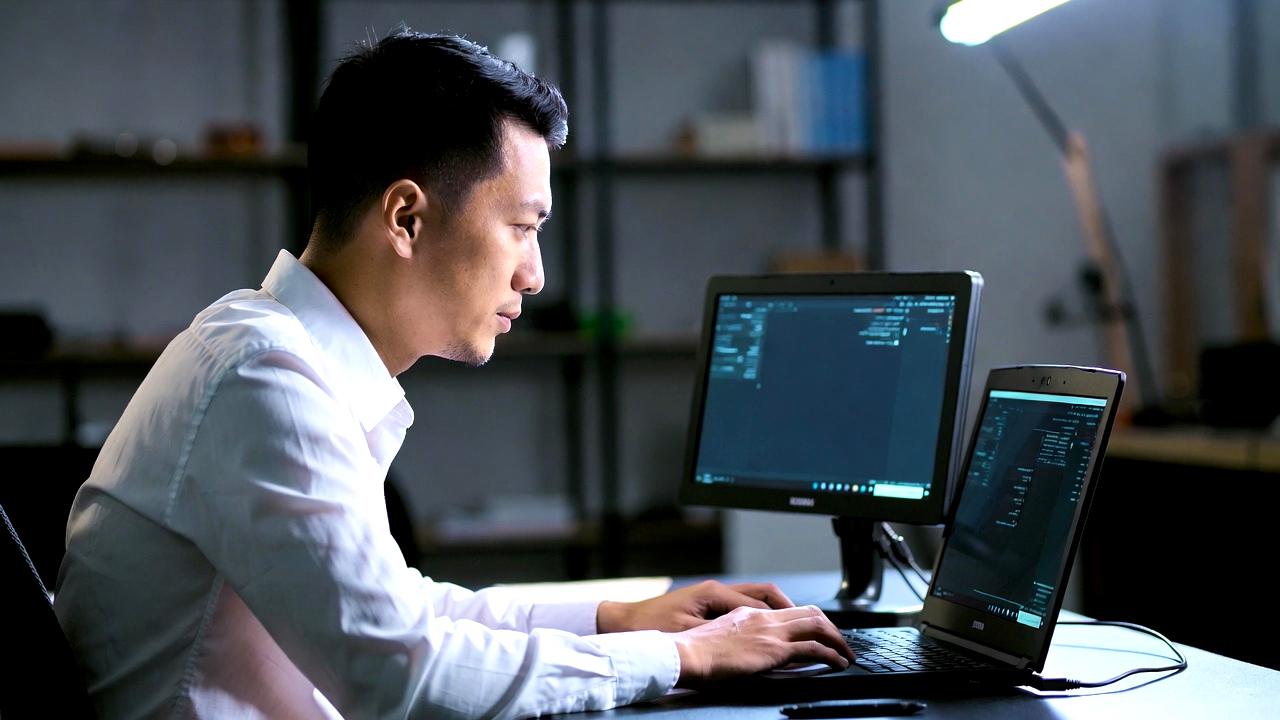 モニター購入前にスペック表を確認するイメージ