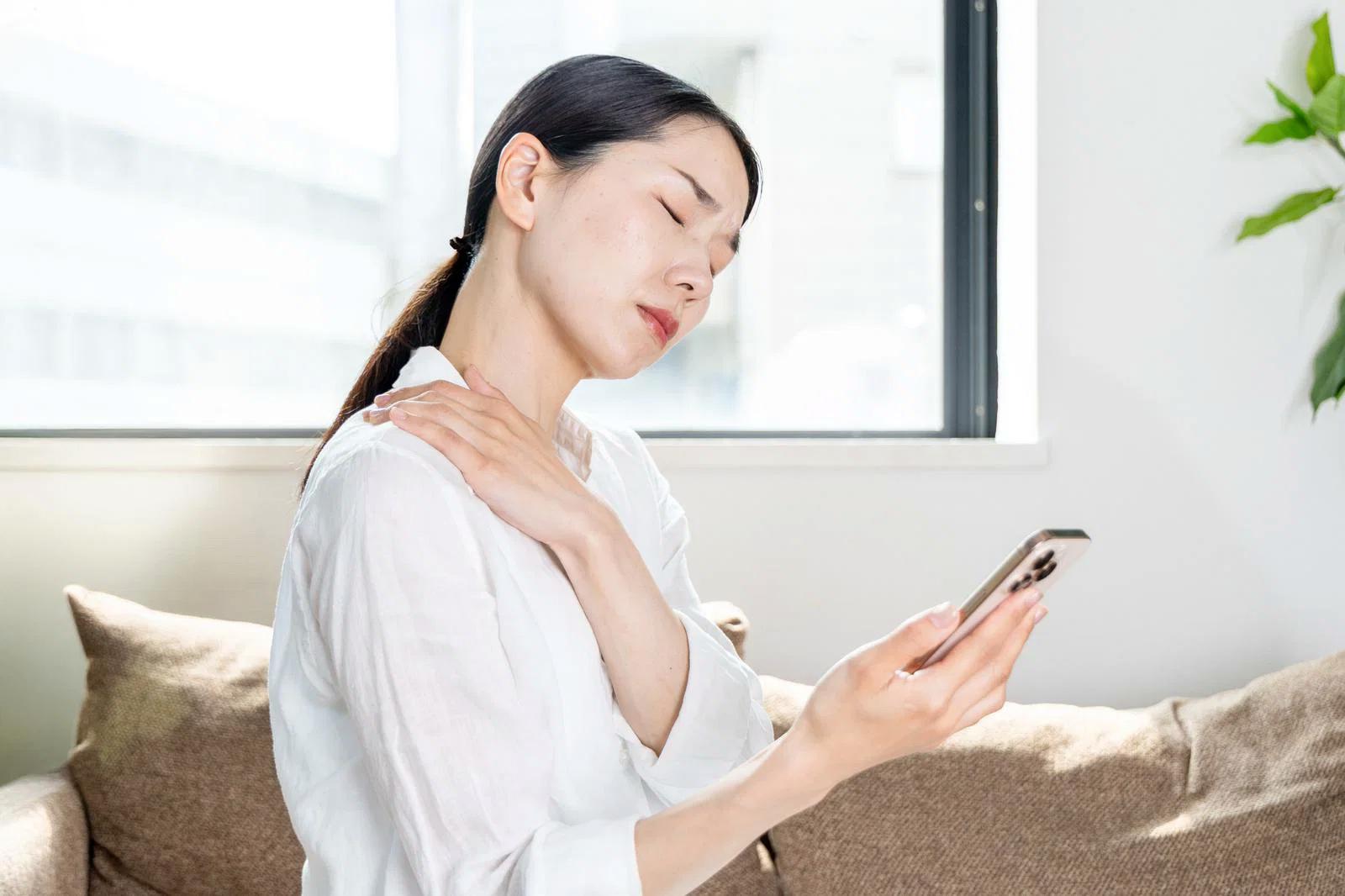 ポケットに入れたスマホがかさばり不快感を生む様子