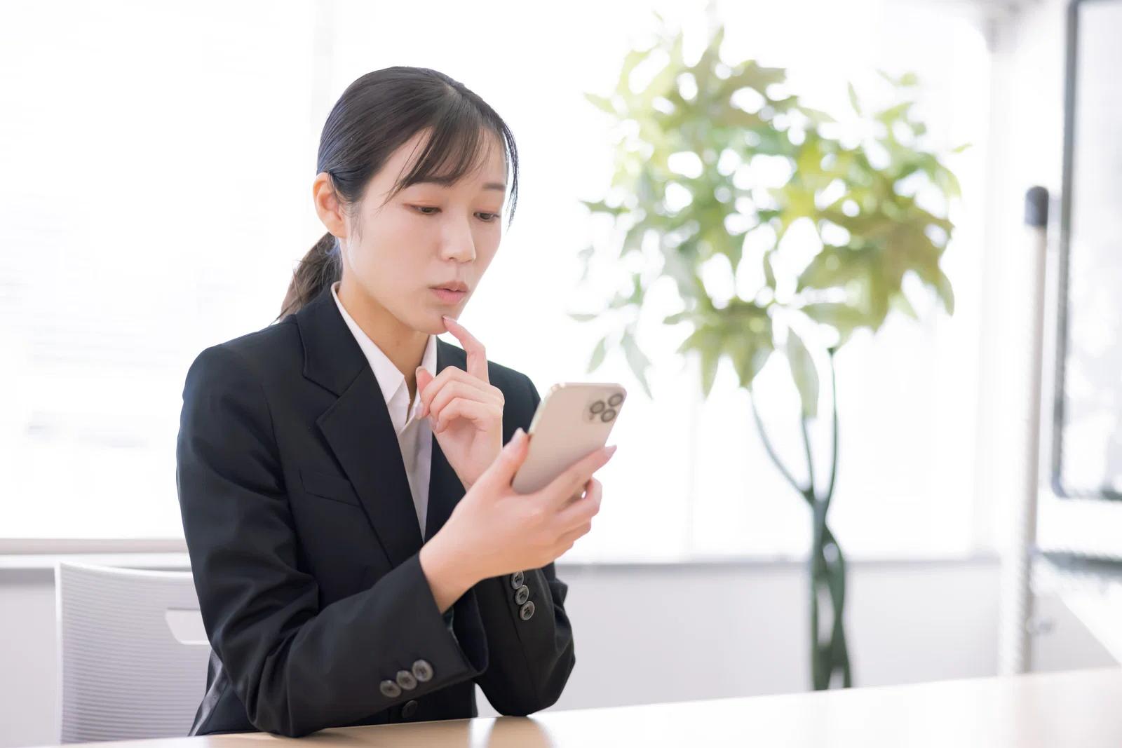 スマホバッテリー残量を確認するイメージ