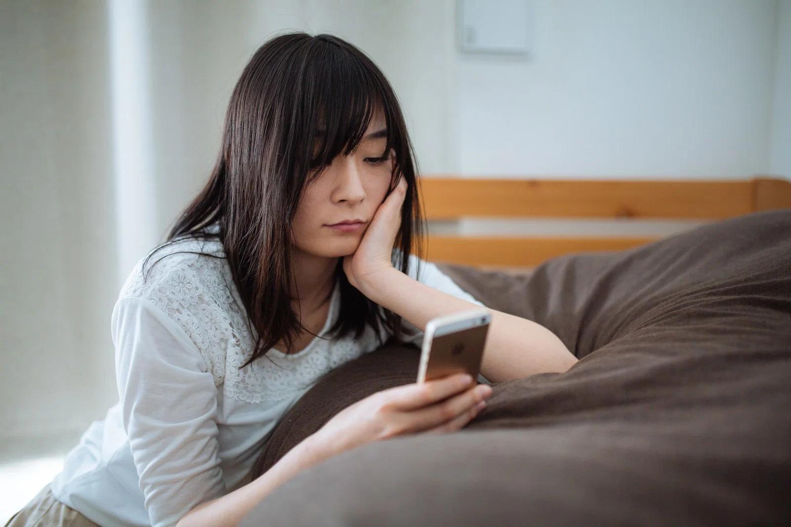 Androidスマホの電源管理について考えるユーザー