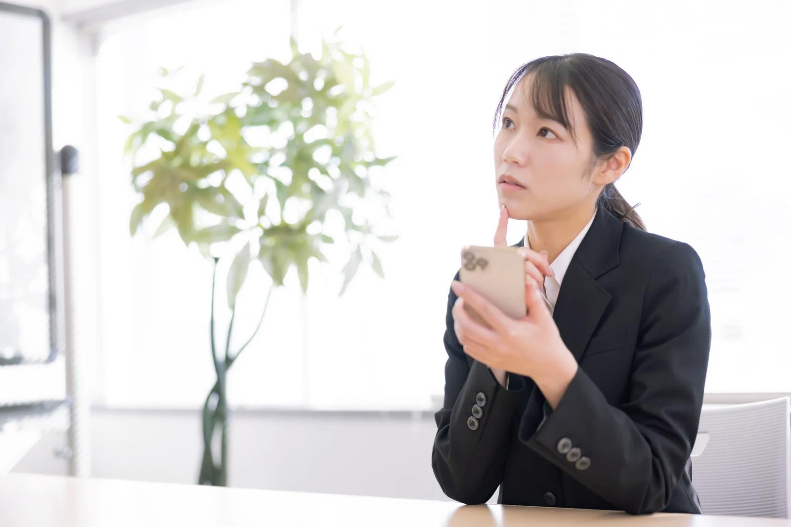 スマホの電源オンオフを繰り返すイメージ