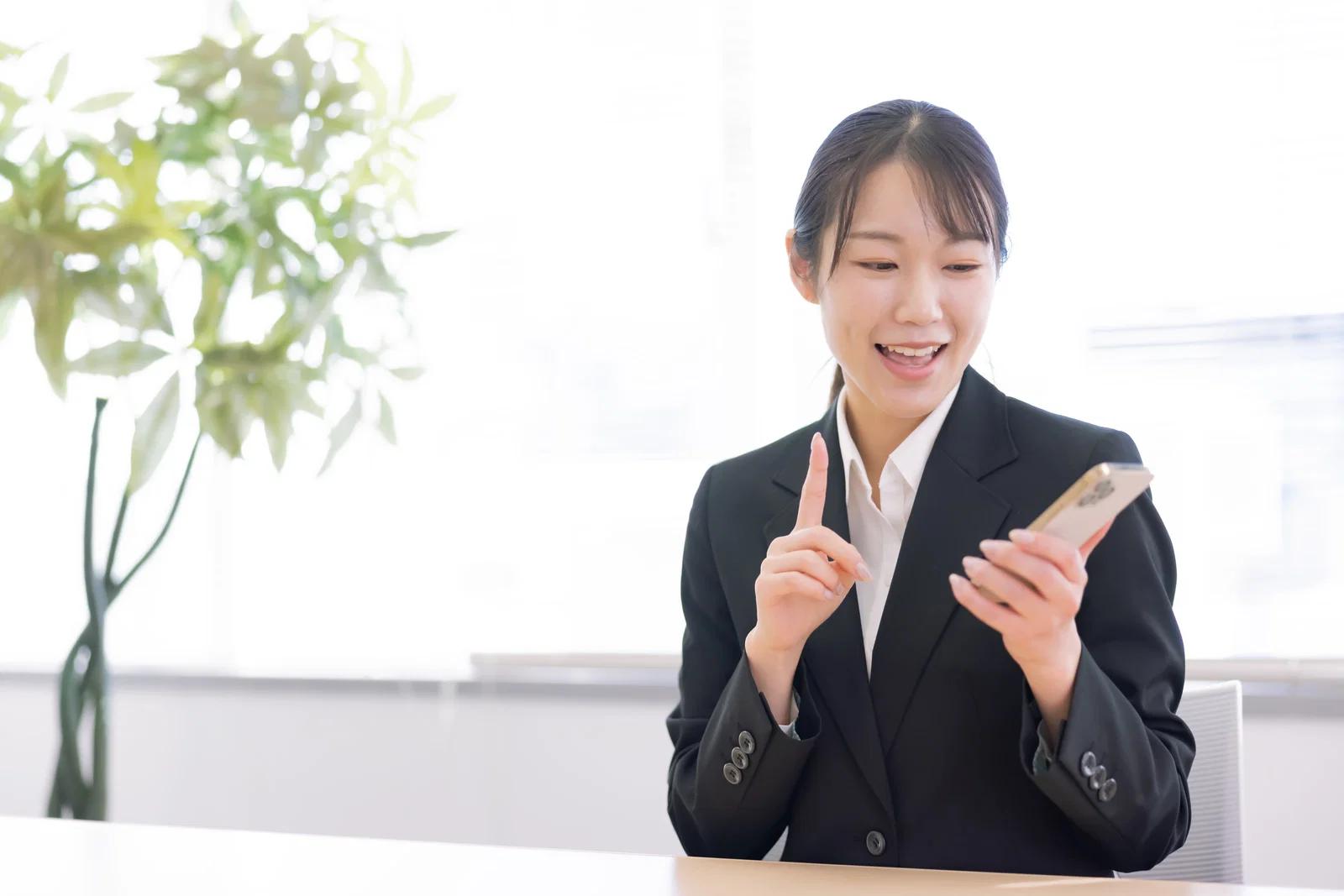スマホの携帯性問題と日常でのかさばりを解説するイメージ