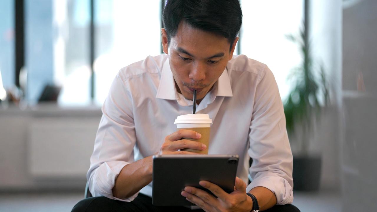タブレットの充電管理とバッテリー寿命延長のイメージ