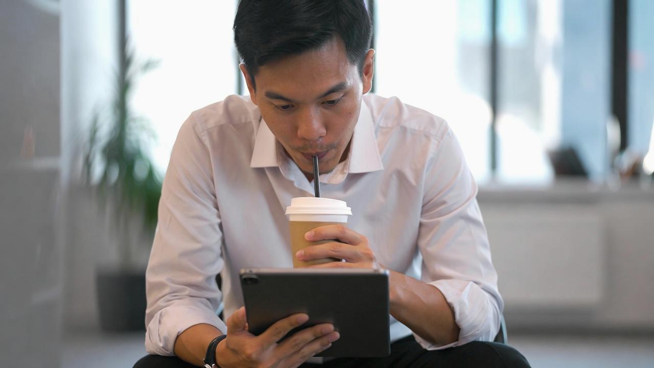 UPS管理の重要性を示すデスク全体の俯瞰イメージ