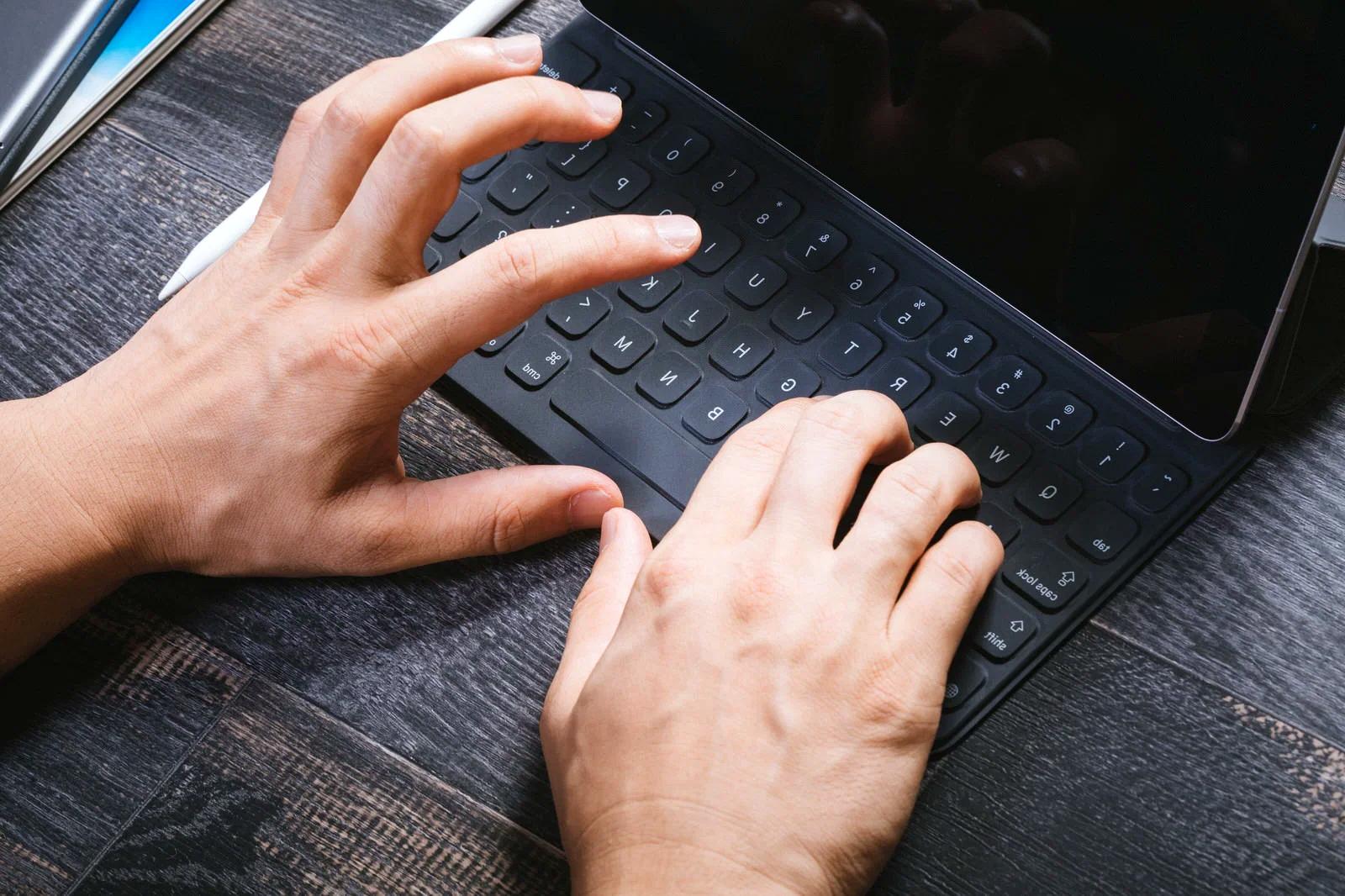 24時間稼働するタブレットと電気料金のイメージ