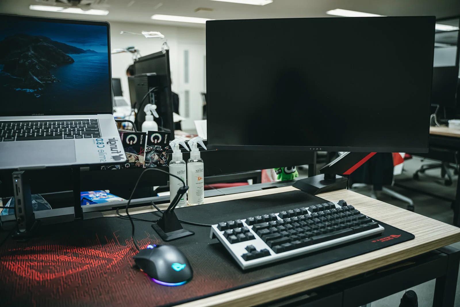 斜め視点でモニターが白飛びする現象と色変化のイメージ