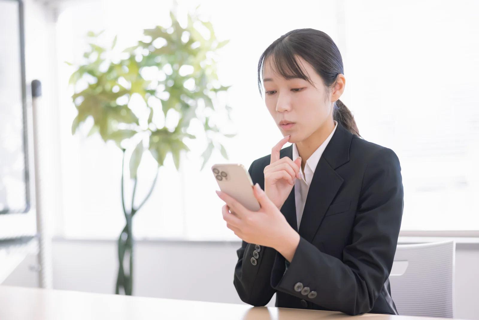 異常発熱や膨張などスマホの危険サインを示すチェックイメージ