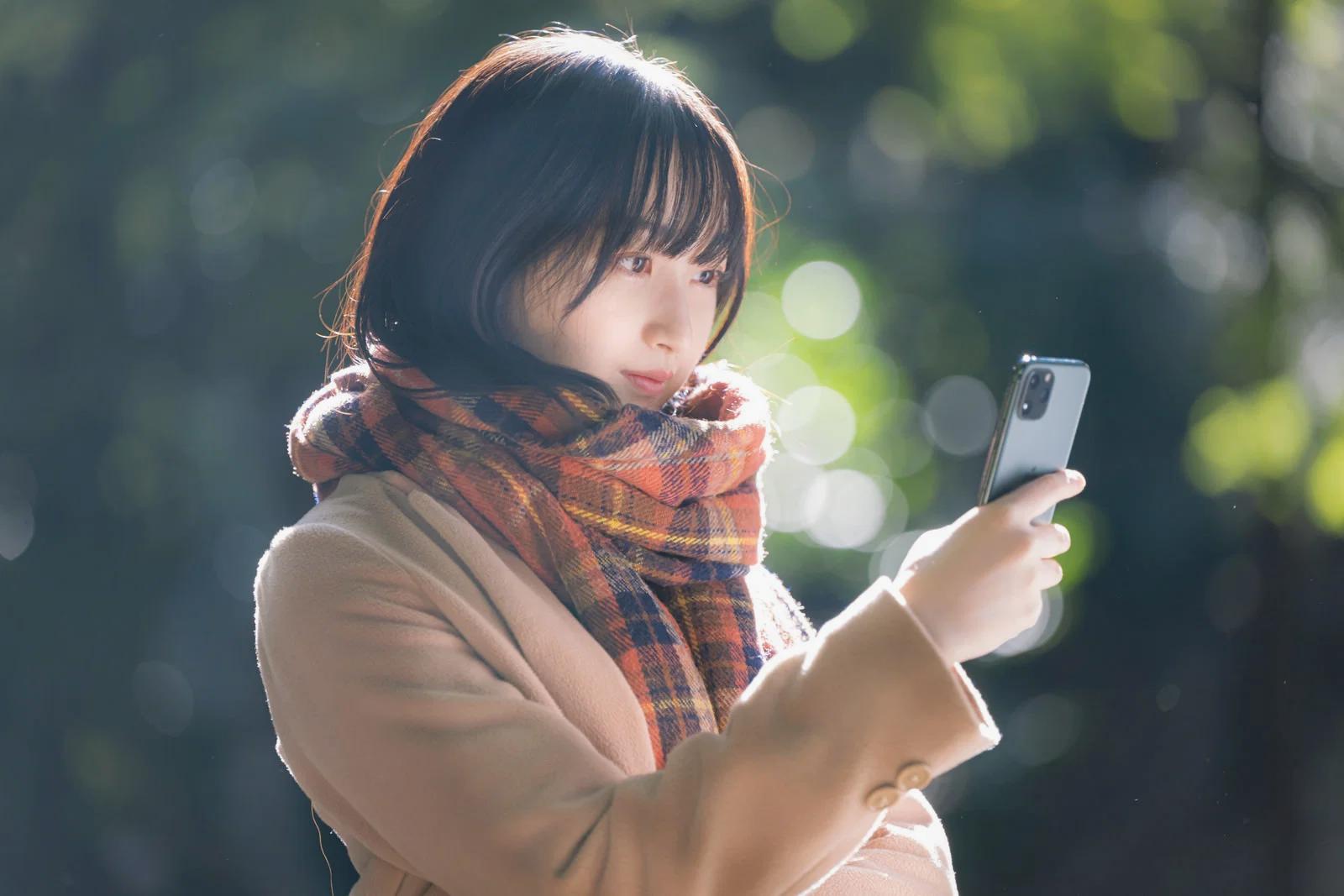 スマートフォンのバッテリー状態をチェックしている様子