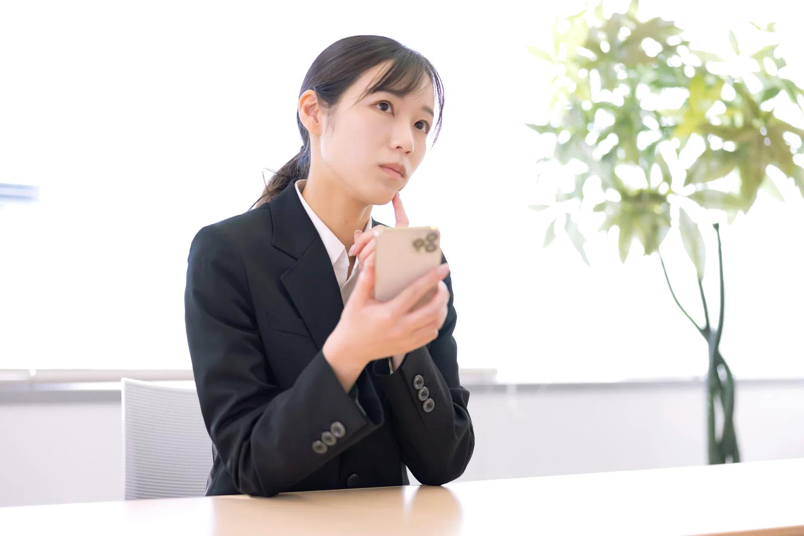 中古iPhoneで発生する代表的なトラブルをまとめたイメージ