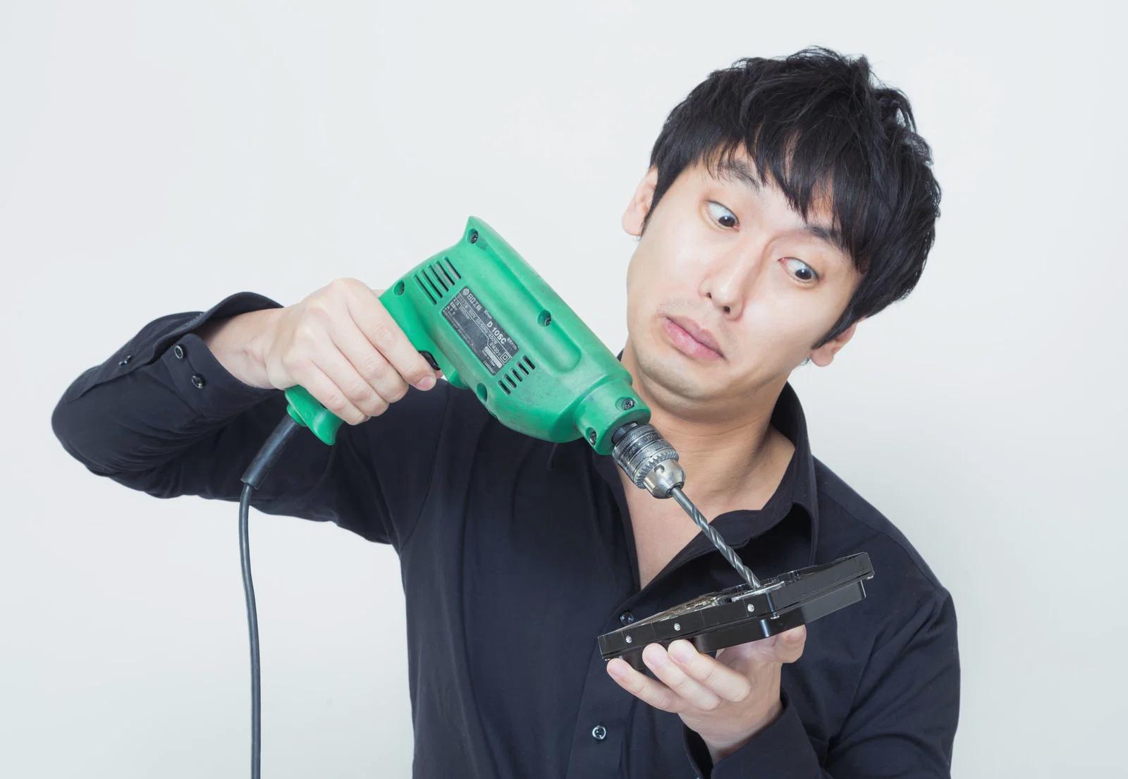 NASと専用HDDを比較検討するイメージ