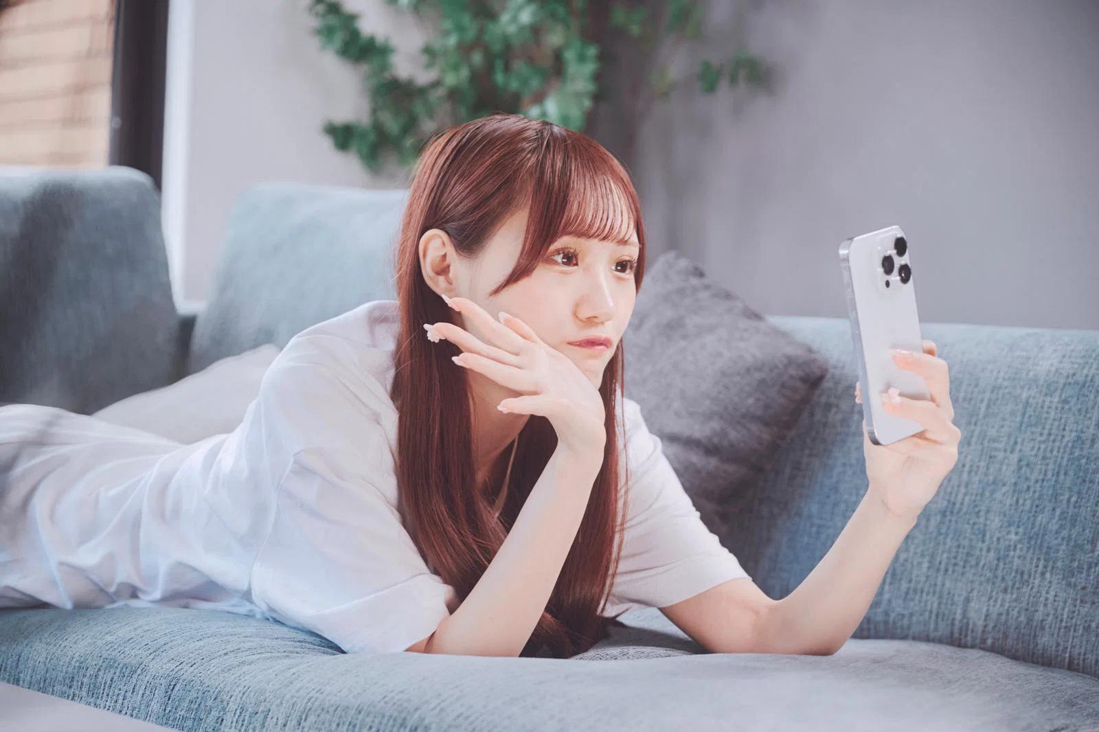 スマホと電気料金をイメージした写真