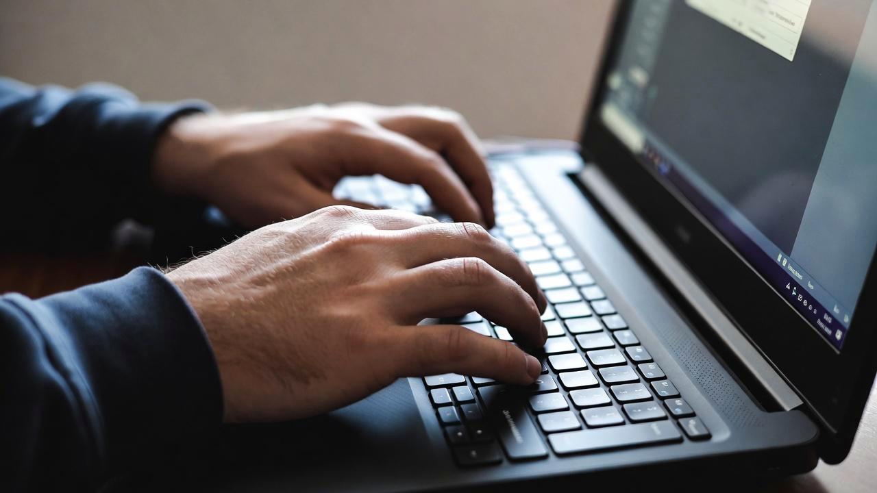 KubuntuとMX Linuxのロゴが並び、軽量Linuxディストリビューションの比較を示唆している