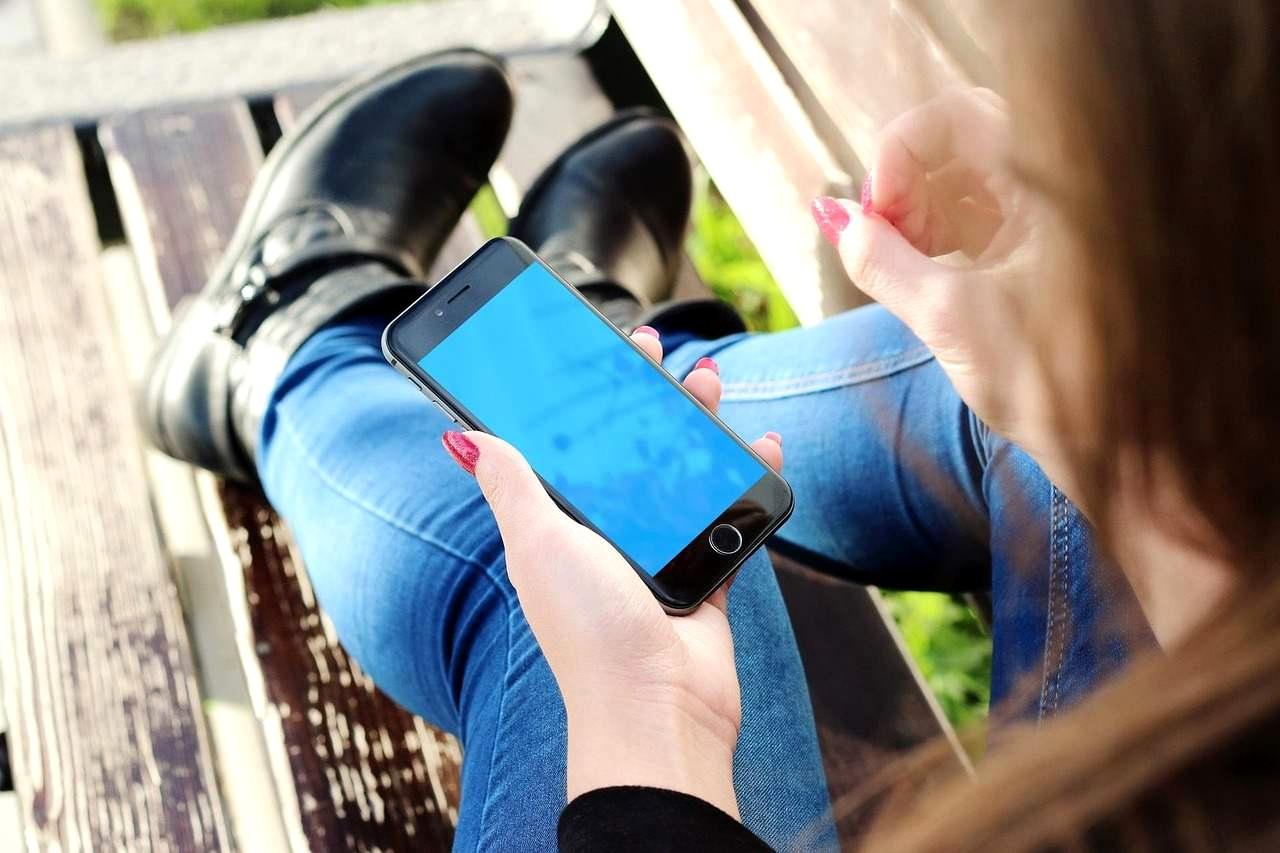 充電中に熱くなるスマートフォンとバッテリーの内部構造を示すイメージ