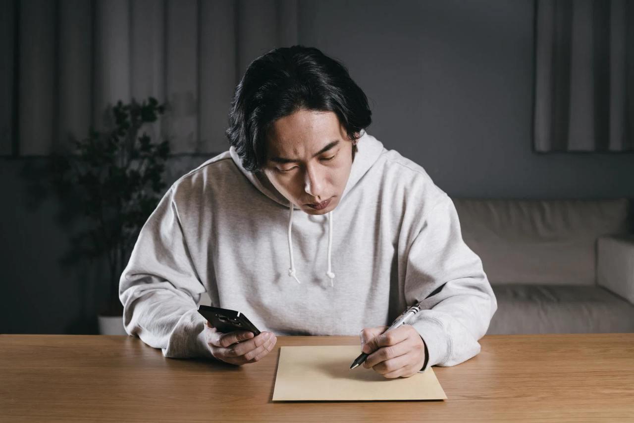動作が遅くなったスマートフォンでWebサイトを閲覧している様子