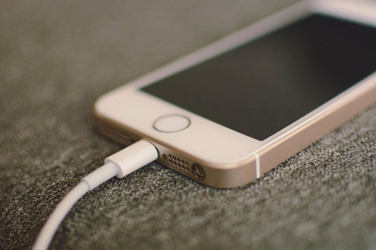 スマートウォッチの通知画面。メールやSNSアイコンが並んで表示されている