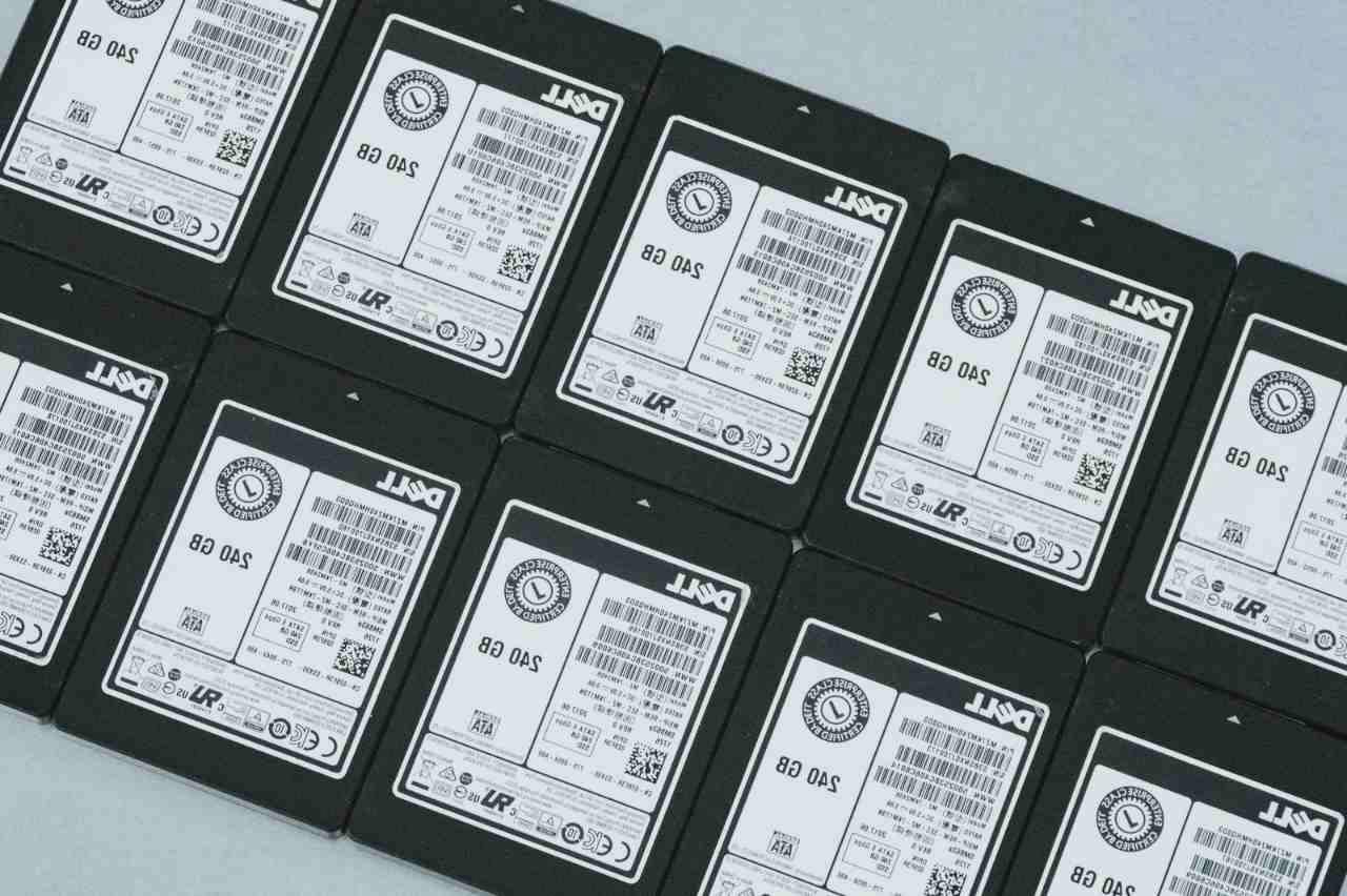 HDD値上がりの要因を図解で示す技術的なインフォグラフィック