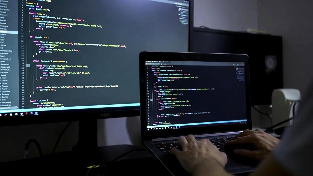 在宅勤務のデスク環境でキーボードを使って作業する様子