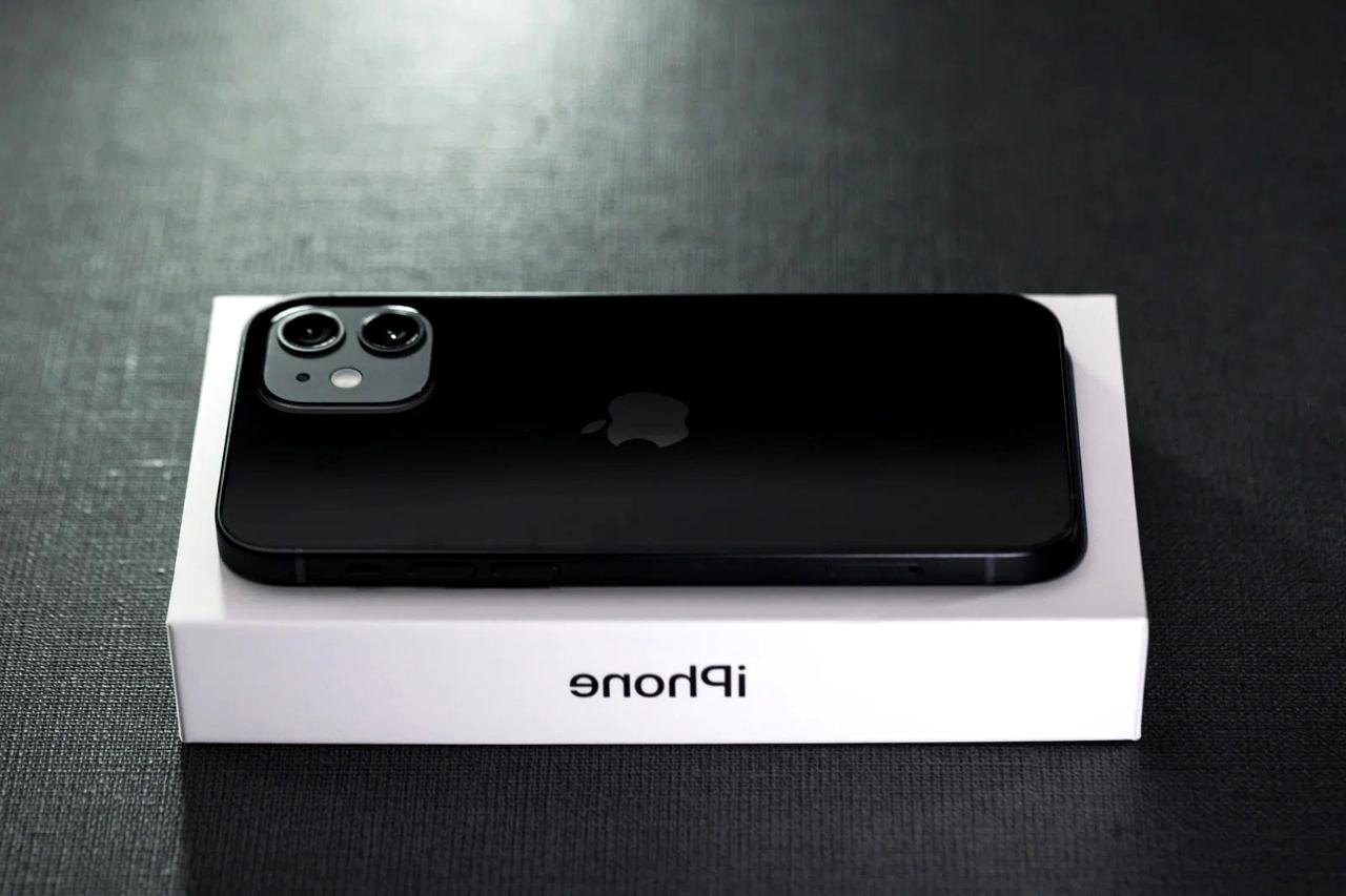 iPhoneの基本機能を確認しながら日常活用の広がりをイメージする様子