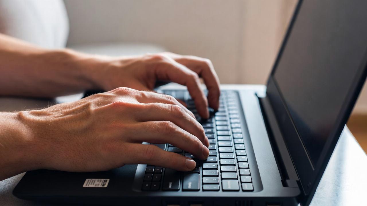 快適なPC作業環境を整えたデスク周りのイメージ