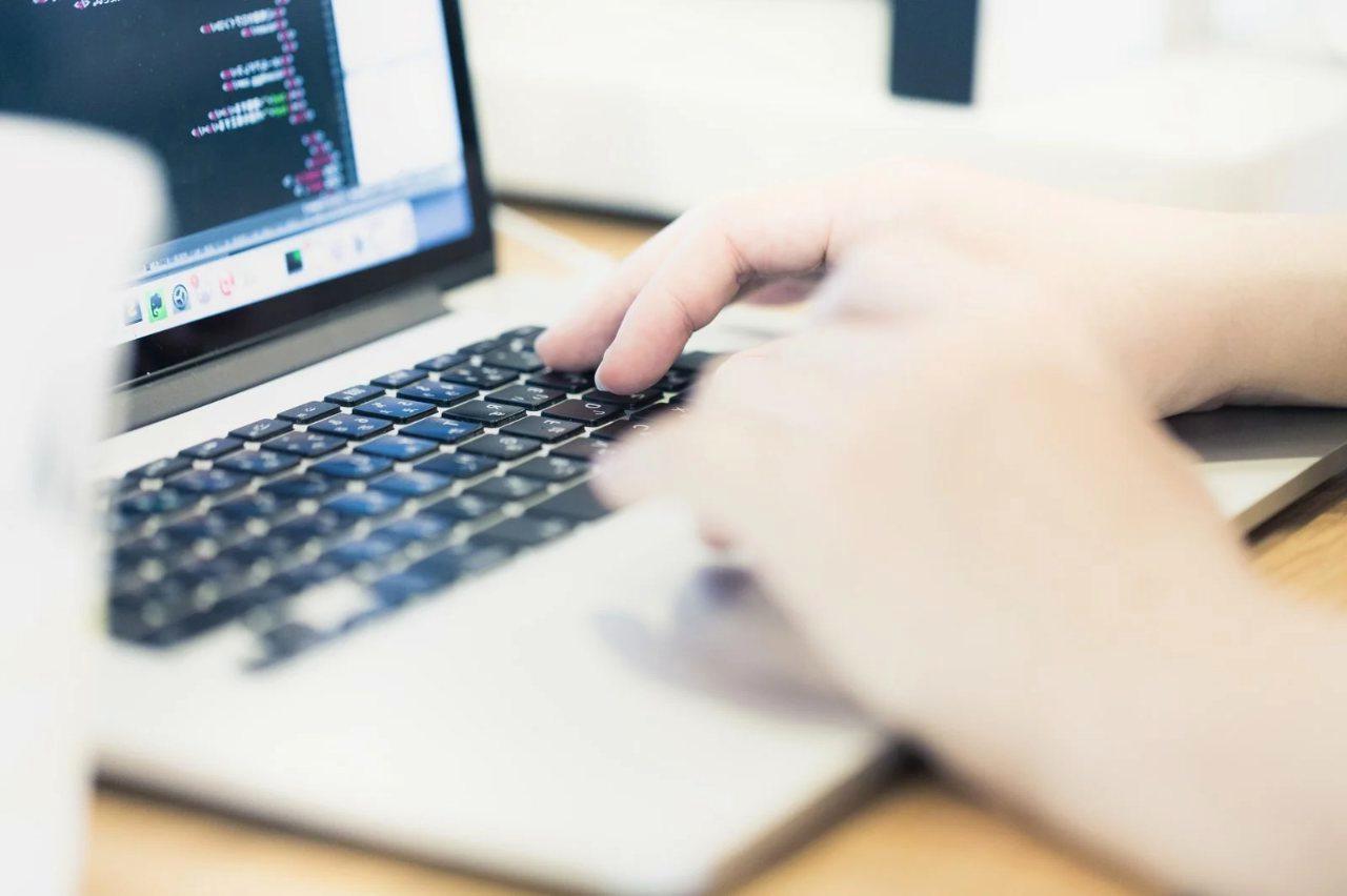 整えられたデスク環境でキーボードを使用する様子