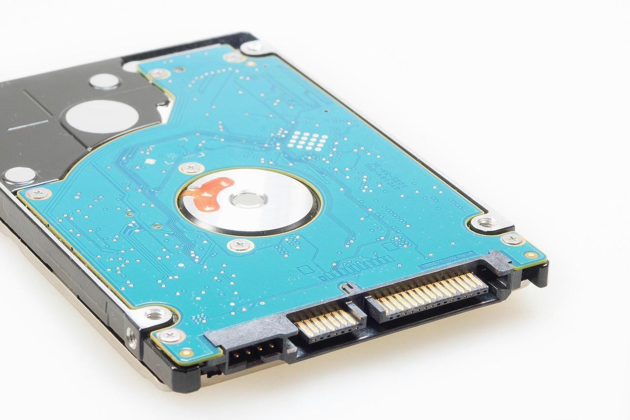 RAID5の基本構造とパリティの役割を示すストレージ構成イメージ
