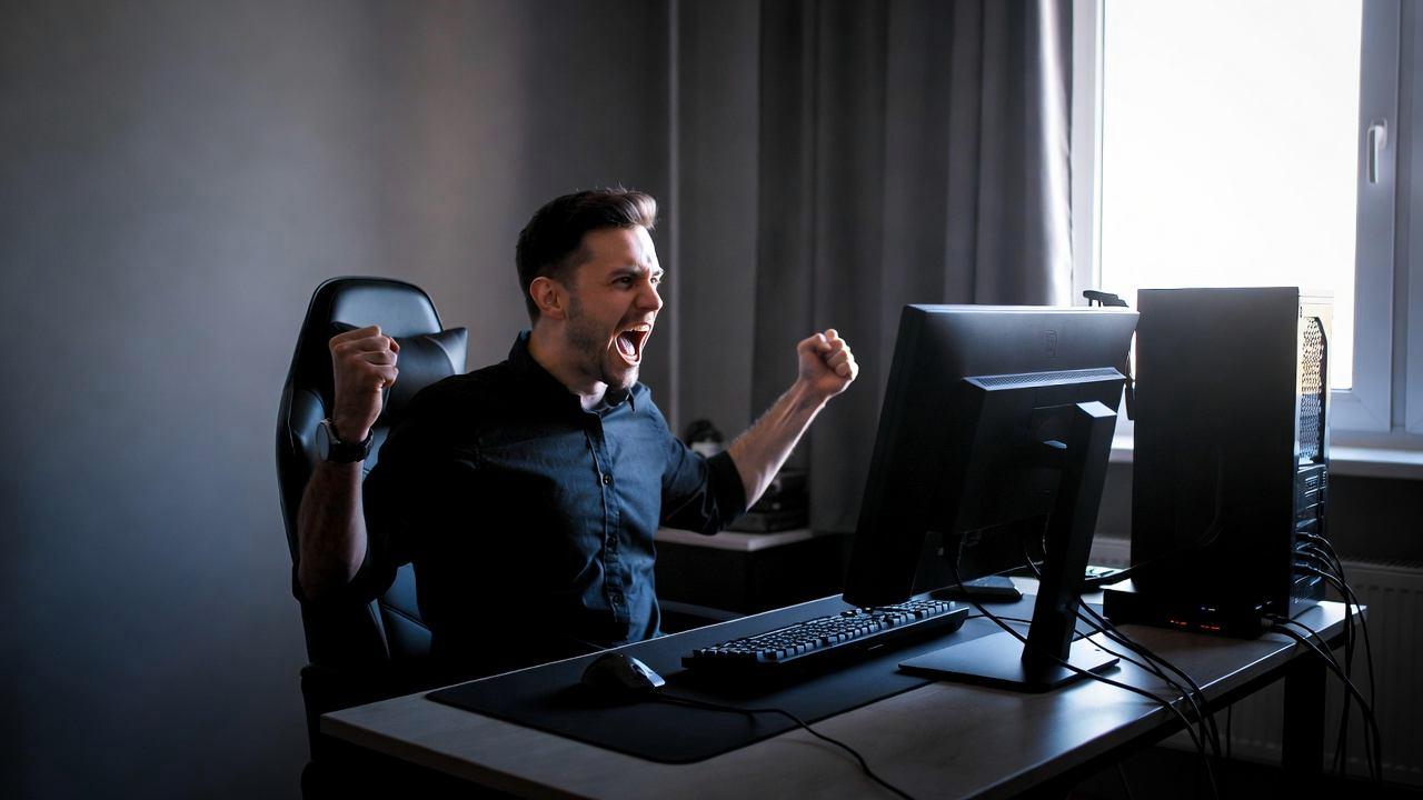 デスクトップPCでKubuntuを使うユーザーと、サーバー用途でGentooを使うユーザーのイメージ