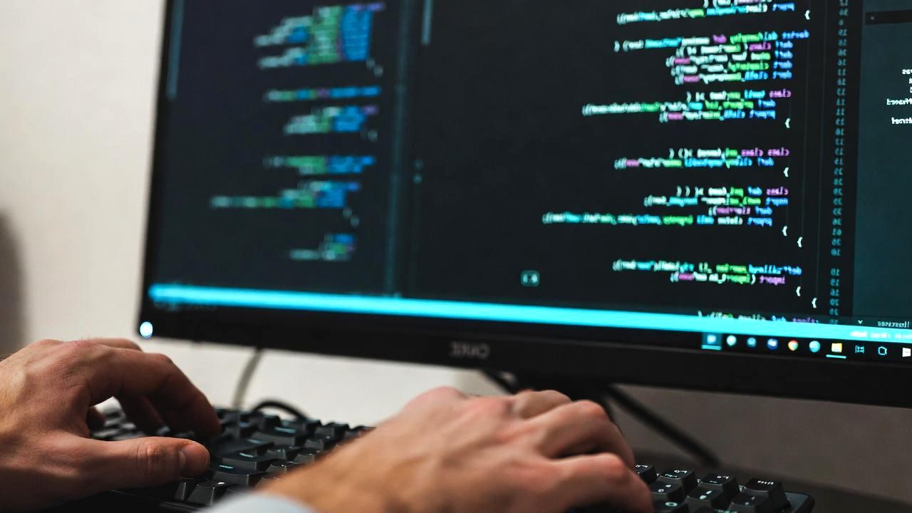 エラーメッセージが表示されたターミナルと、フォーラムで解決策を探すブラウザ
