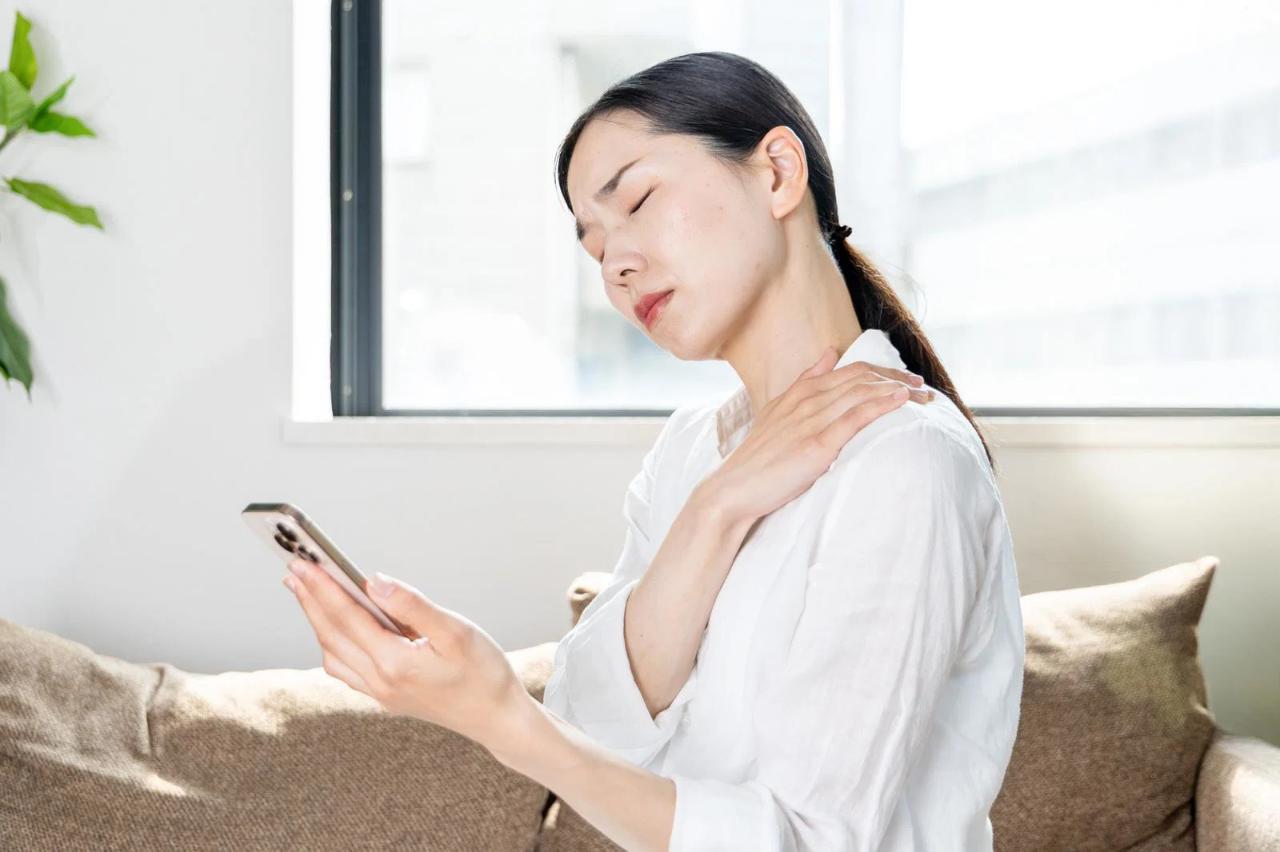 外出先でiPhoneを使って決済や情報確認をしている日常シーン