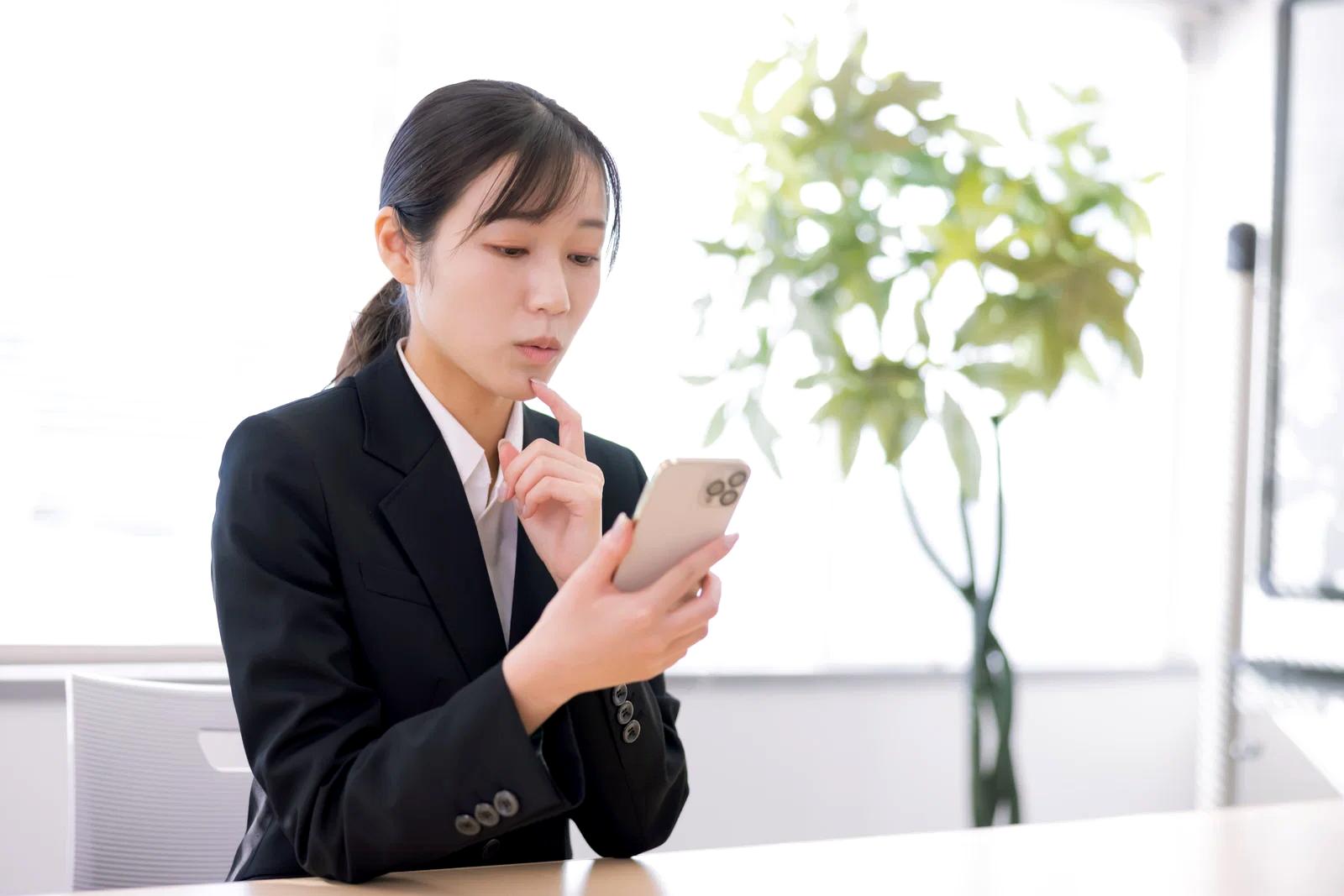 iPhoneとAndroidスマホの性能や最適化の違いを比較するイメージ