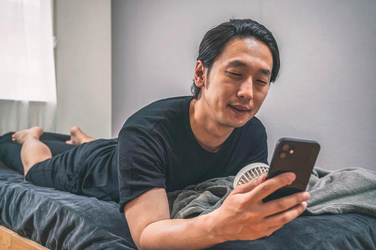 スマートウォッチを装着した腕。ヘルスケアデータと通知が表示され、健康的なライフスタイルを象徴する