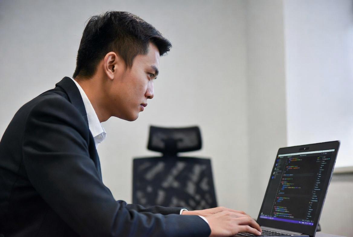 MX Linuxの設定画面と安定したLinux環境のイメージ