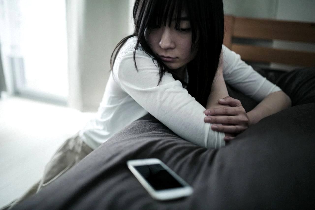 寝室で充電スタンドに置かれたiPhoneのイメージ