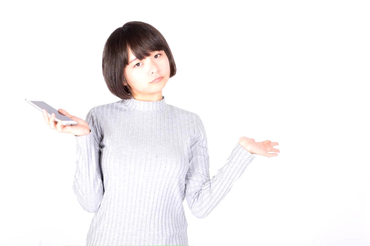清潔な透明スマホケースを日常的に管理するイメージ