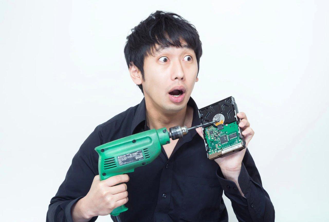 RAID10とバックアップによる安全なデータ管理を表したイメージ