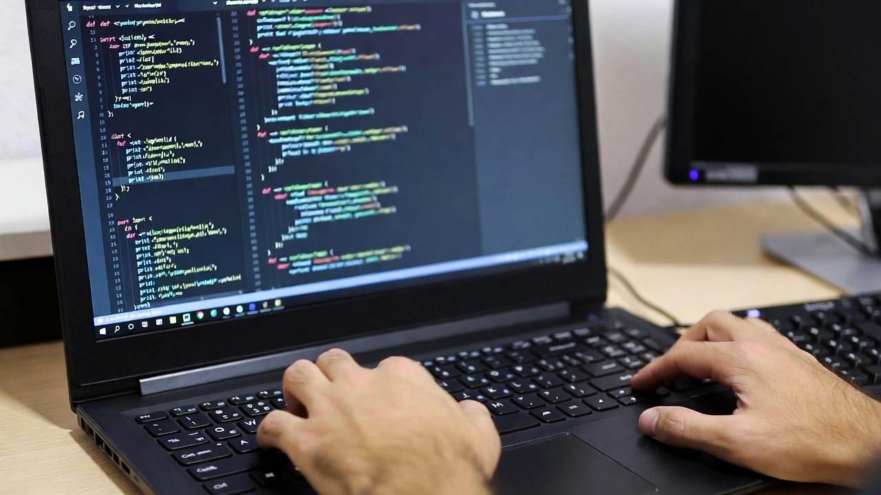 低スペックノートPCの画面にKubuntuとMX Linuxのロゴが並び、軽量Linuxの動作比較を示唆している