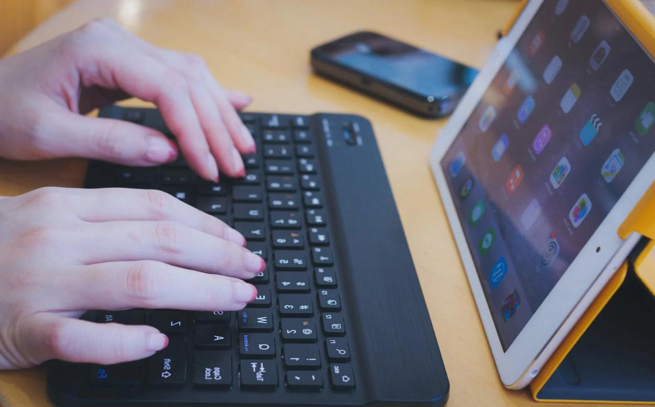 直射日光を避け、涼しい場所でiPadを充電している様子