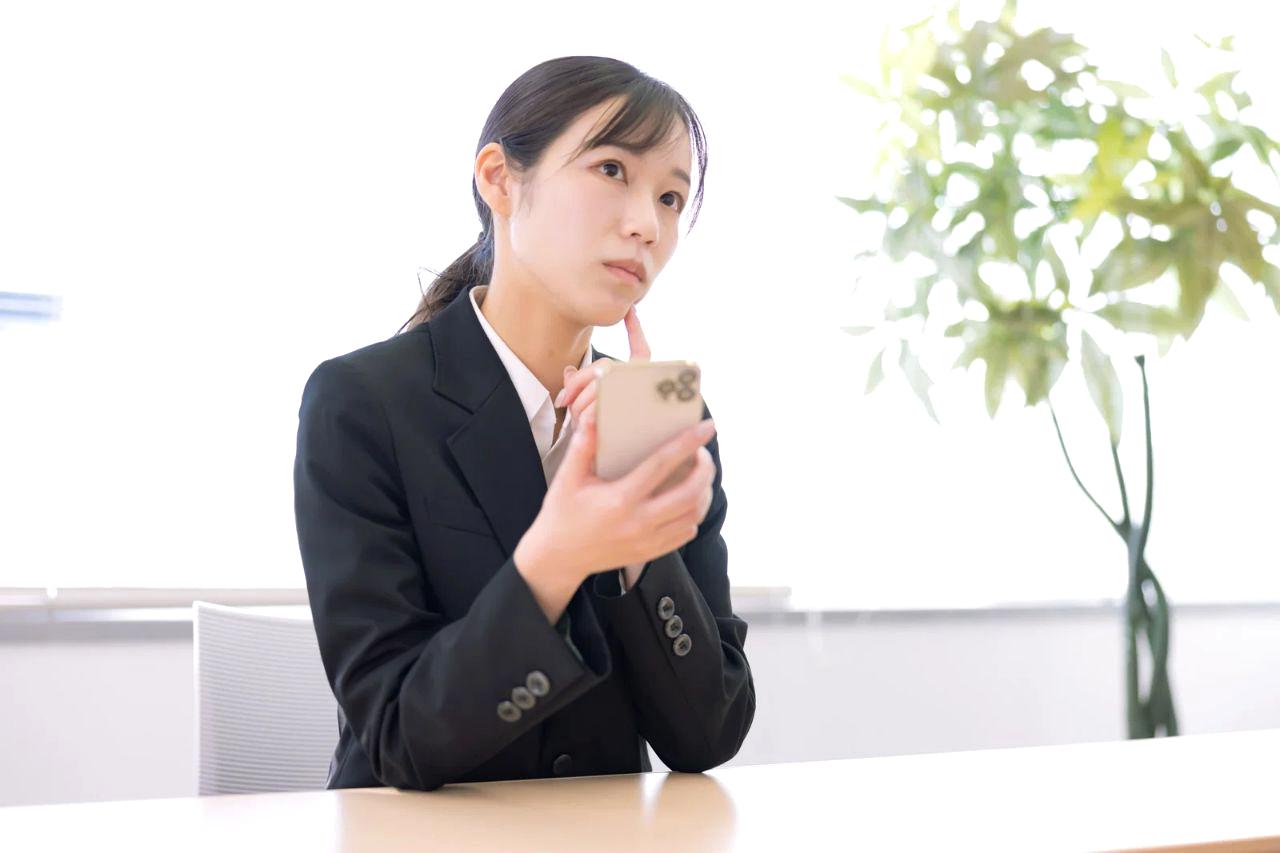 スマホを活用してプログラミング学習を続けるイメージ