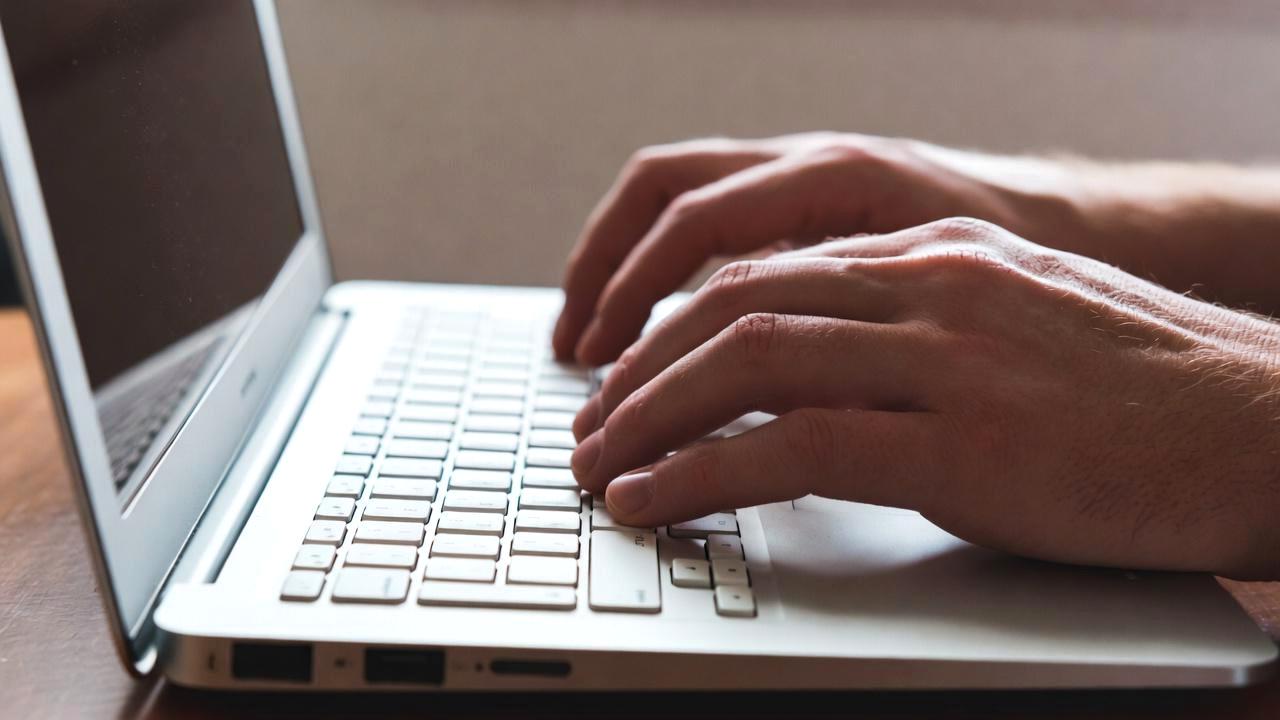 Kubuntu導入直後に初期設定を進めるノートPCのイメージ
