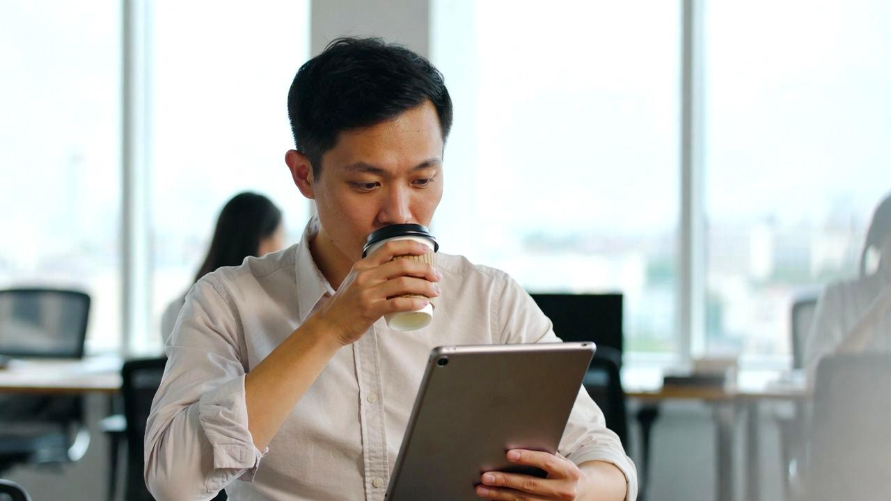 日常的にタブレットを使い続ける様子と電源管理を示すイメージ