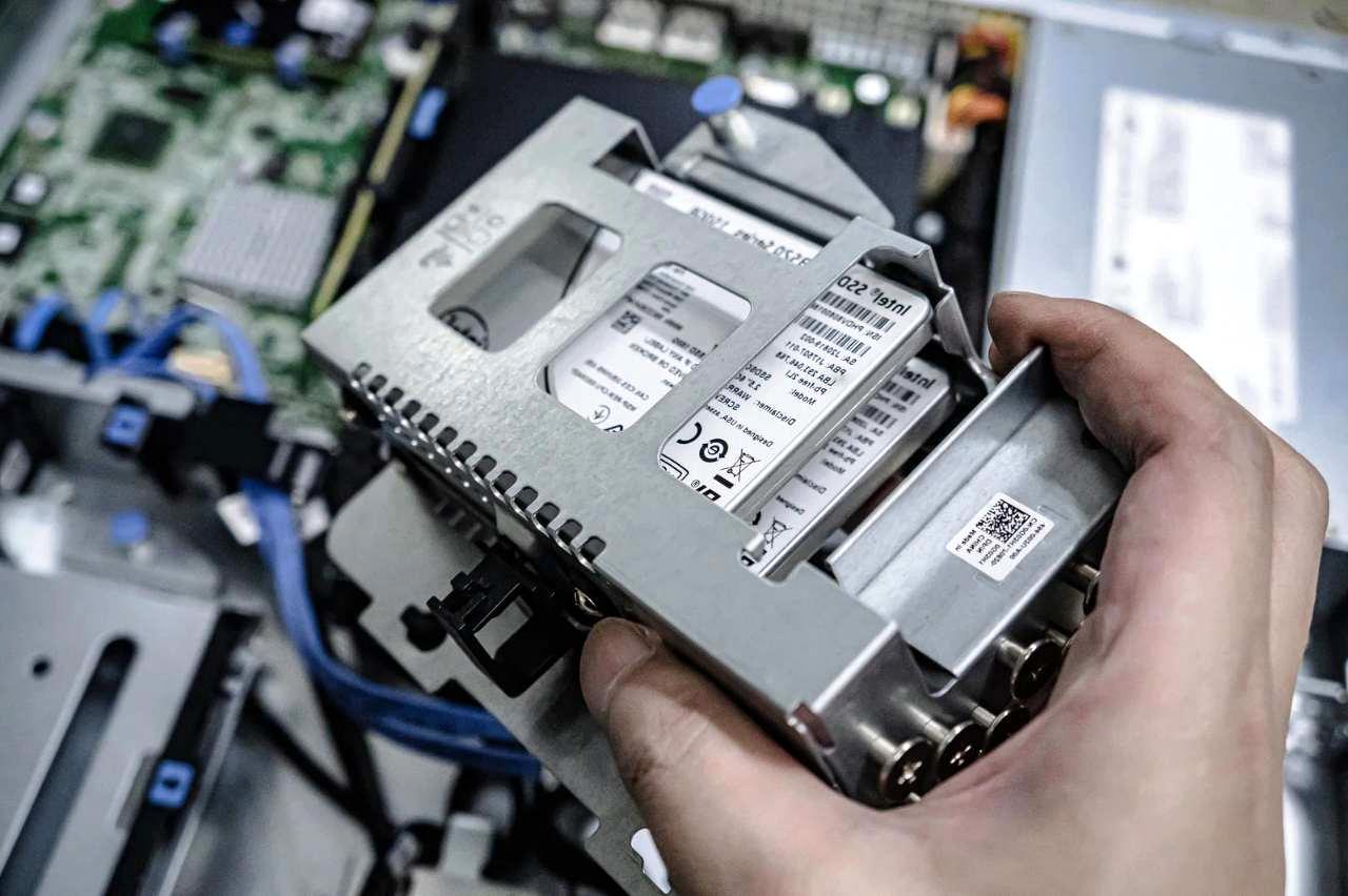 古くなったSSDお立ち台を交換するタイミングを確認するイメージ