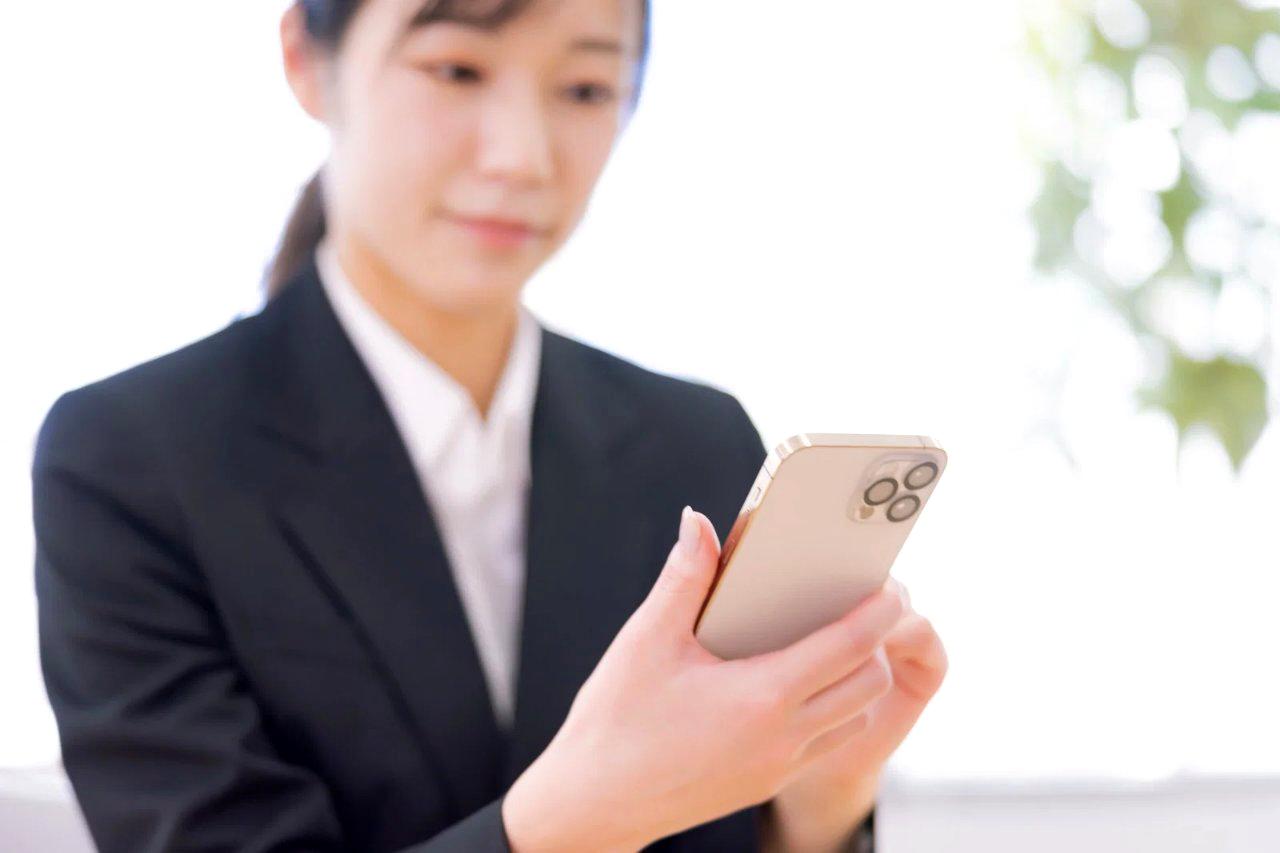 電源管理について考えるスマートフォンのクローズアップ