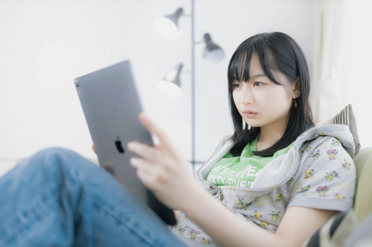価格差の理由を示すためにiPadと値札を並べたイメージ